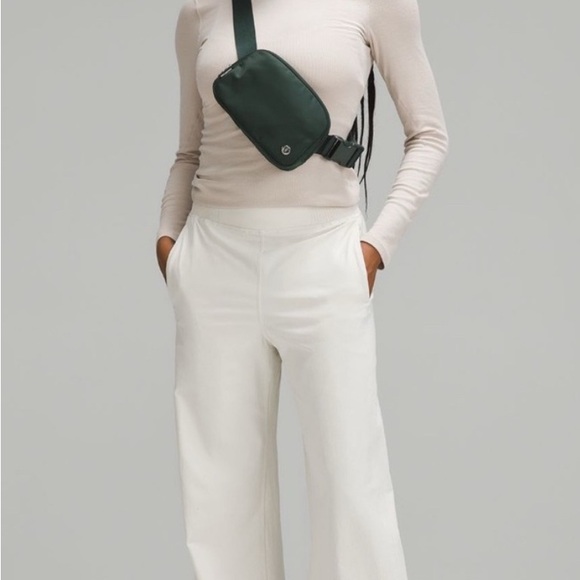 EUC Lululemon Legacy Green Everywhere Belt Bag 1L - Picture 2 of 11